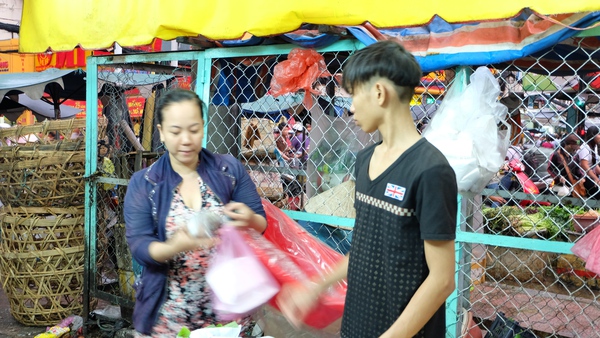 Thu gần 15 triệu đồng mỗi đ&ecirc;m nhờ b&aacute;n x&ocirc;i ở S&agrave;i G&ograve;n 10
