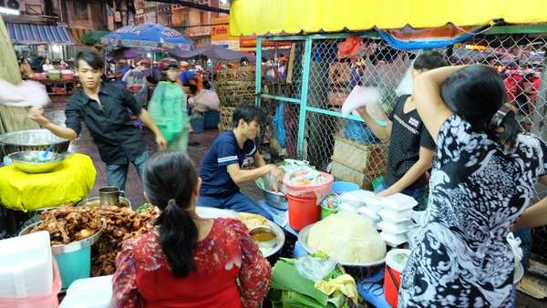 Thu gần 15 triệu đồng mỗi đ&ecirc;m nhờ b&aacute;n x&ocirc;i ở S&agrave;i G&ograve;n 11