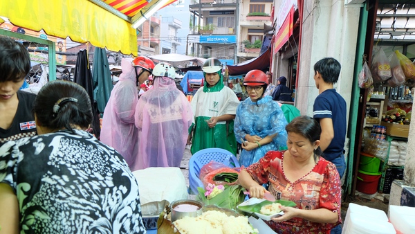 Thu gần 15 triệu đồng mỗi đ&ecirc;m nhờ b&aacute;n x&ocirc;i ở S&agrave;i G&ograve;n 13