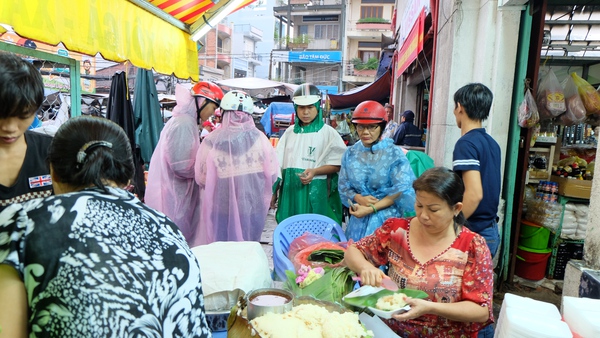 Thu gần 15 triệu đồng mỗi đêm nhờ bán xôi ở Sài Gòn 13