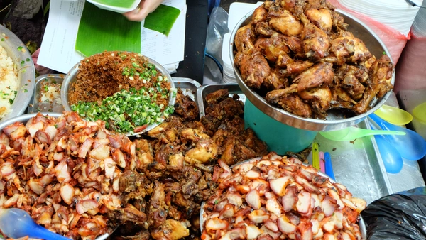 Thu gần 15 triệu đồng mỗi đ&ecirc;m nhờ b&aacute;n x&ocirc;i ở S&agrave;i G&ograve;n 6