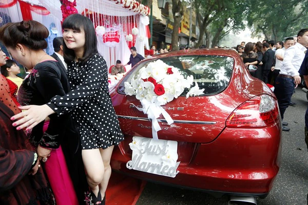 Tròn mắt trước dàn siêu xe rước dâu hoành tráng của đám cưới sao Việt 33