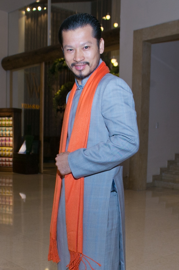 Ngọc Trinh bất ngờ đội vương miện, diện áo dài trên sân khấu 16 Ngọc Trinh bất ngờ đội vương miện, diện áo dài trên sân khấu 16