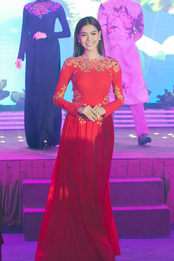 Ngọc Trinh bất ngờ đội vương miện, diện áo dài trên sân khấu 6 Ngọc Trinh bất ngờ đội vương miện, diện áo dài trên sân khấu 6