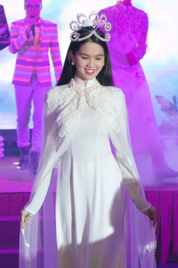 Ngọc Trinh bất ngờ đội vương miện, diện áo dài trên sân khấu 2 Ngọc Trinh bất ngờ đội vương miện, diện áo dài trên sân khấu 2