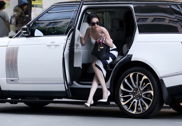 Ngọc Trinh đi xe 8 tỷ mới sắm trước ngày lên đường dự Victoria's Secret 1