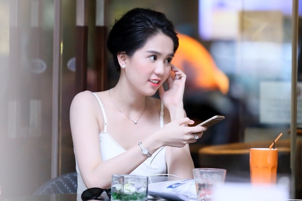 Ngọc Trinh đi xe 8 tỷ mới sắm trước ng&agrave;y l&ecirc;n đường dự Victoria's Secret 11