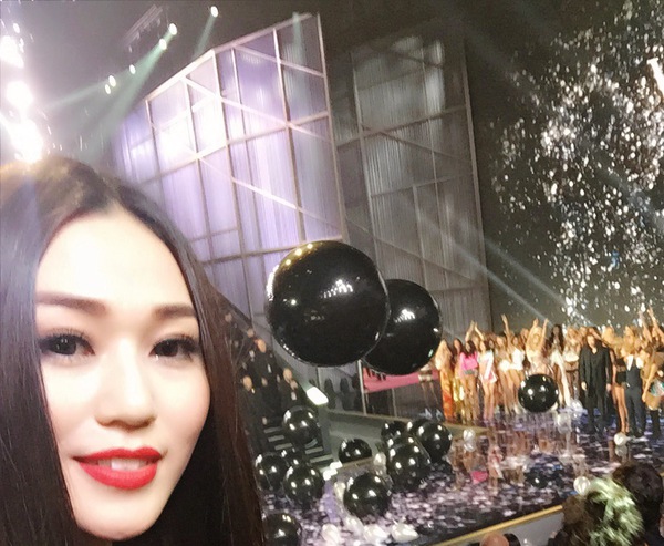 Cuộc đua "khách VIP" của Ngọc Trinh và Khánh My tại Victoria's Secret 2014 16