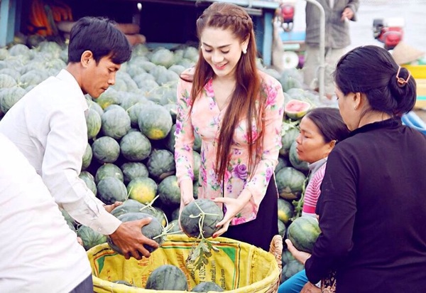 Lâm Chi Khanh diện áo bà ba, chèo thuyền đi chợ nổi miền Tây 5