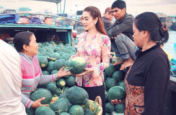 Lâm Chi Khanh diện áo bà ba, chèo thuyền đi chợ nổi miền Tây 6