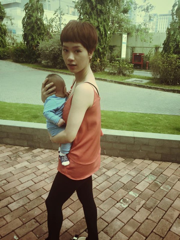 Tr&agrave; My Idol lần đầu khoe ảnh bế con trai đầu l&ograve;ng 2