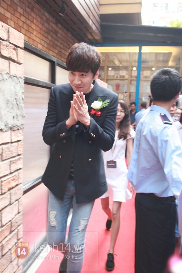 Kwang Soo nhảy "tăng động", fan Việt khóc thét khi anh bước ra chào  2