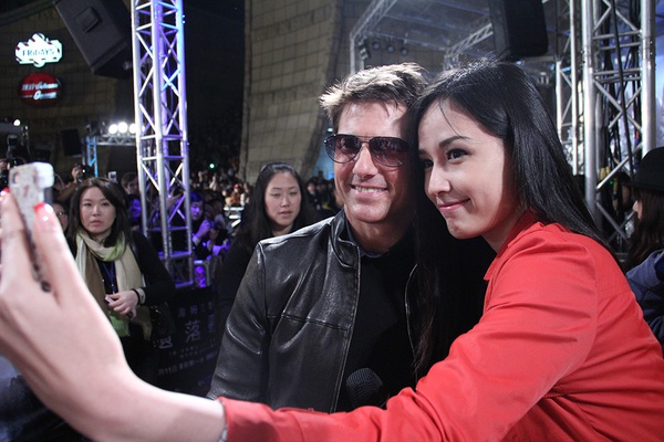 Mai Phương Thúy "liếc mắt đưa tình" với Tom Cruise 2