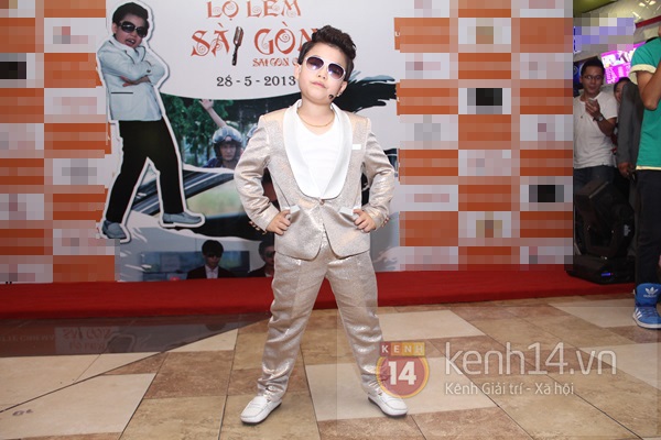"Psy nhí" lột áo nhảy "Gangnam Style" để mừng phim ra mắt 1