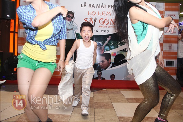 "Psy nhí" lột áo nhảy "Gangnam Style" để mừng phim ra mắt 2