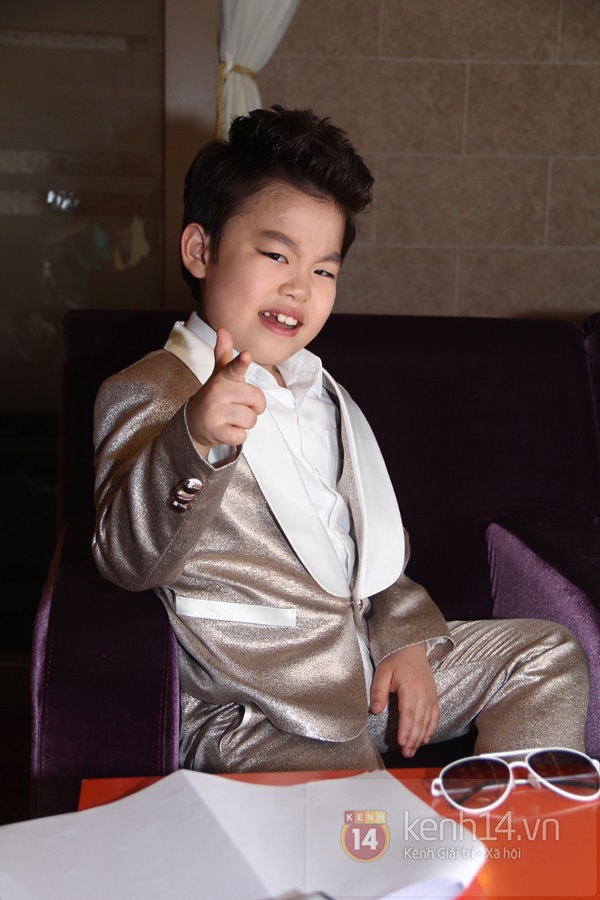 "Psy nhí" lột áo nhảy "Gangnam Style" để mừng phim ra mắt 14