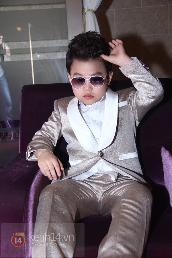 "Psy nhí" lột áo nhảy "Gangnam Style" để mừng phim ra mắt 12