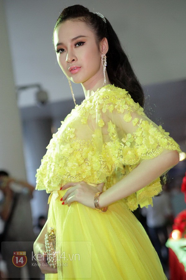 Angela Phương Trinh gặp khó khăn khi di chuyển vì váy quá dài 5