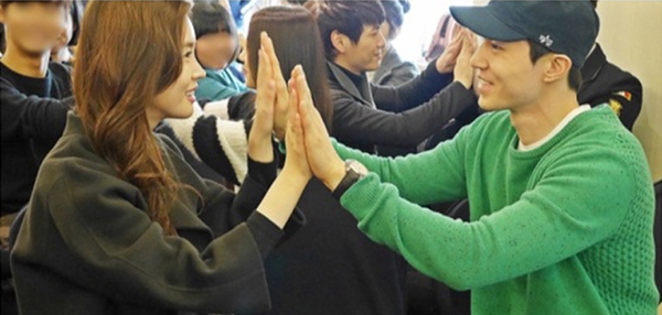 Lee Da Hae âu yếm chạm tay người tình màn ảnh 1