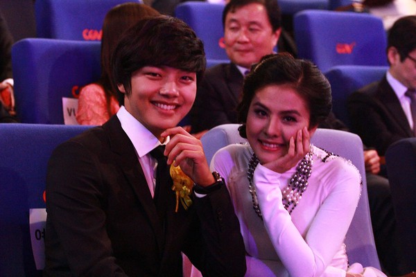 V&acirc;n Trang cười t&iacute;t mắt "ngắm" cậu em Yeo Jin Goo 8