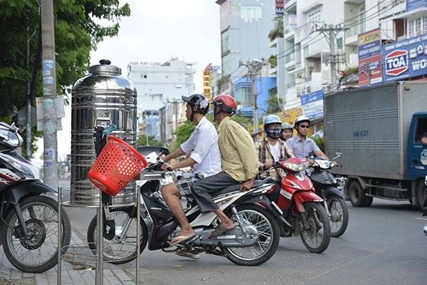 Những tấm biển thông báo ấm áp tình người giữa Sài Gòn hoa lệ 1