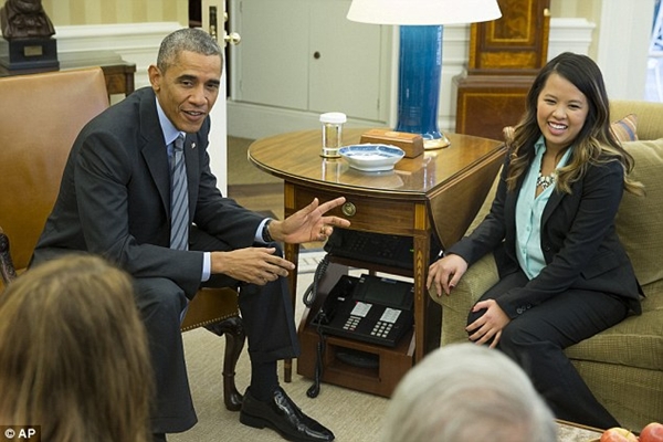Tổng thống Obama &ocirc;m Nina Phạm sau khi c&ocirc; xuất viện  1