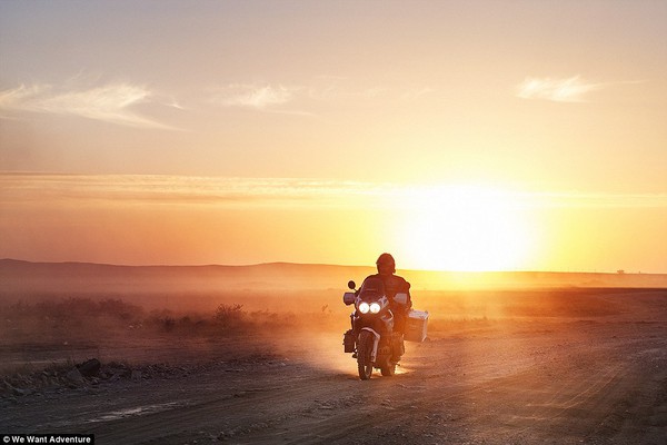Cặp đôi nghỉ làm, bán tài sản để đi phượt khắp thế giới bằng xe máy 1