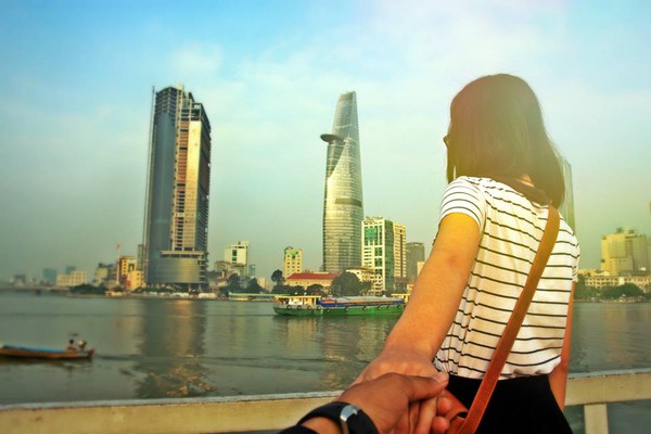 Ngắm bộ ảnh &ldquo;Nắm tay em đi khắp S&agrave;i G&ograve;n&rdquo; của cặp đ&ocirc;i 9x 5