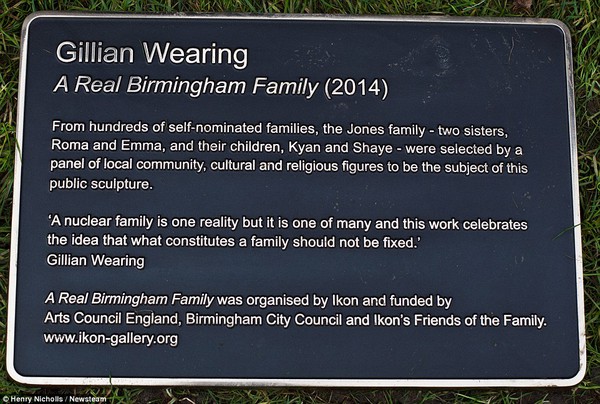 Bức tượng gia đ&igrave;nh kh&ocirc;ng c&oacute; cha g&acirc;y tranh c&atilde;i tại Anh Quốc 2