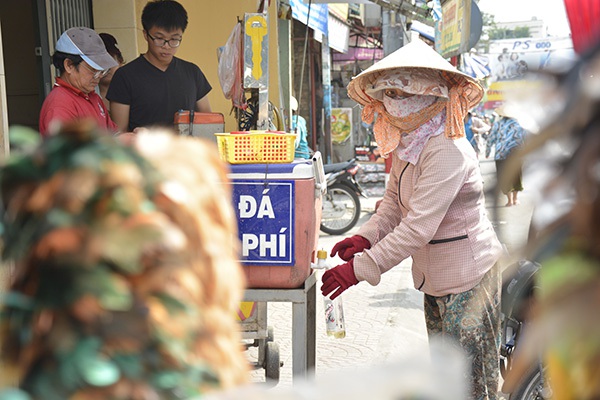 Những tấm biển thông báo ấm áp tình người giữa Sài Gòn hoa lệ 13