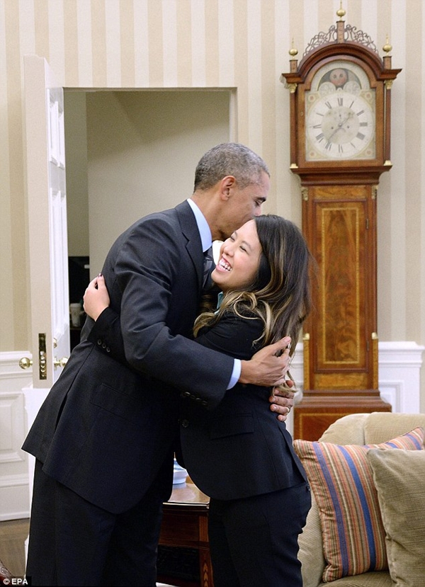 Tổng thống Obama ôm Nina Phạm sau khi cô xuất viện  3