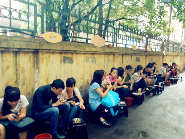 H&agrave; Nội: Qu&aacute;n thịt xi&ecirc;n nướng trong ng&otilde;, 4 tiếng b&aacute;n hết hơn 1.000 xi&ecirc;n 2