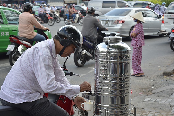 Những tấm biển thông báo ấm áp tình người giữa Sài Gòn hoa lệ 2