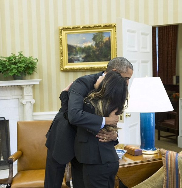 Tổng thống Obama &ocirc;m Nina Phạm sau khi c&ocirc; xuất viện  2
