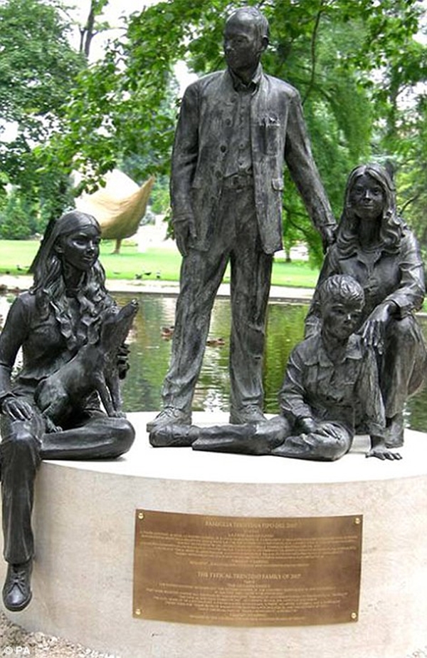 Bức tượng gia đình không có cha gây tranh cãi tại Anh Quốc 4 Bức tượng gia đình không có cha gây tranh cãi tại Anh Quốc 4