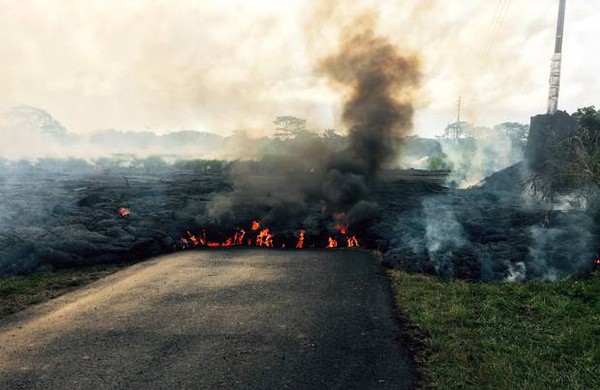 Núi lửa phun trào, người dân trên đảo Hawaii phải sơ tán 1