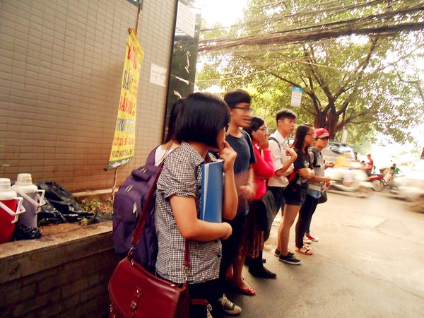 H&agrave; Nội: Qu&aacute;n thịt xi&ecirc;n nướng trong ng&otilde;, 4 tiếng b&aacute;n hết hơn 1.000 xi&ecirc;n 4