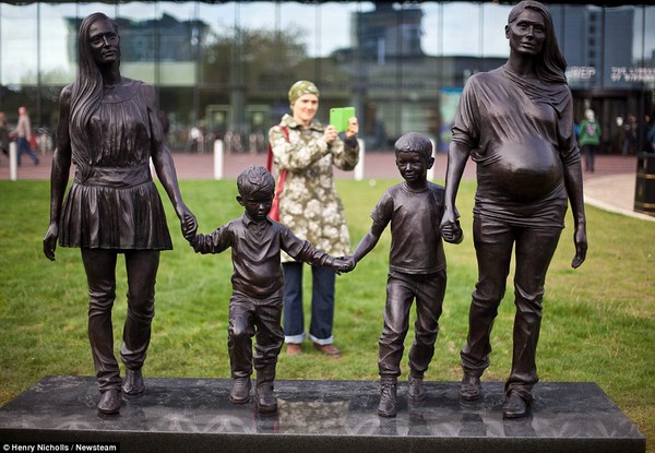 Bức tượng gia đình không có cha gây tranh cãi tại Anh Quốc 10