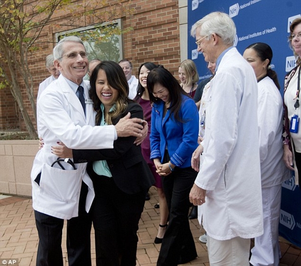 Tổng thống Obama ôm Nina Phạm sau khi cô xuất viện  5