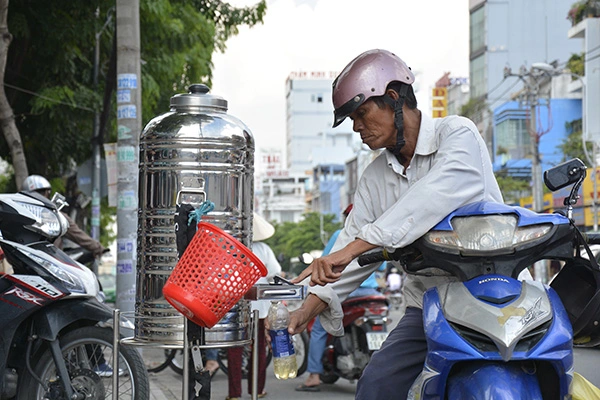 Những tấm biển thông báo ấm áp tình người giữa Sài Gòn hoa lệ 5