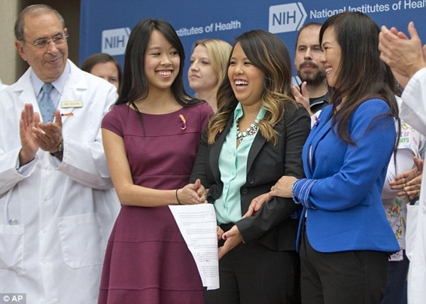 Tổng thống Obama &ocirc;m Nina Phạm sau khi c&ocirc; xuất viện  8