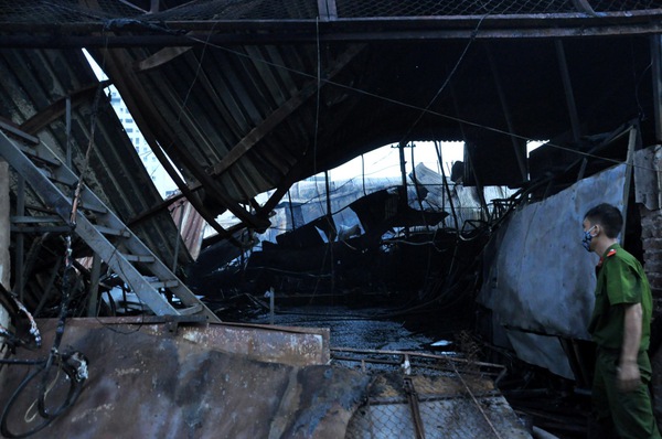 Khung cảnh tan hoang sau vụ hỏa hoạn ở xưởng gỗ 6
