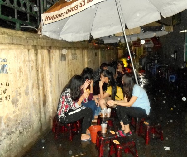H&agrave; Nội: Qu&aacute;n thịt xi&ecirc;n nướng trong ng&otilde;, 4 tiếng b&aacute;n hết hơn 1.000 xi&ecirc;n 7