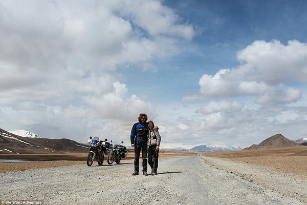 Cặp đôi nghỉ làm, bán tài sản để đi phượt khắp thế giới bằng xe máy 14