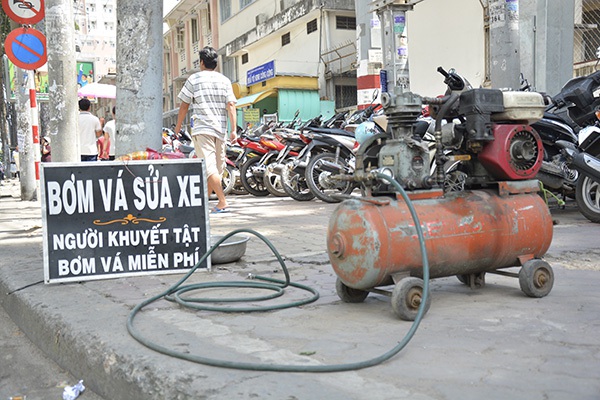 Những tấm biển thông báo ấm áp tình người giữa Sài Gòn hoa lệ 8