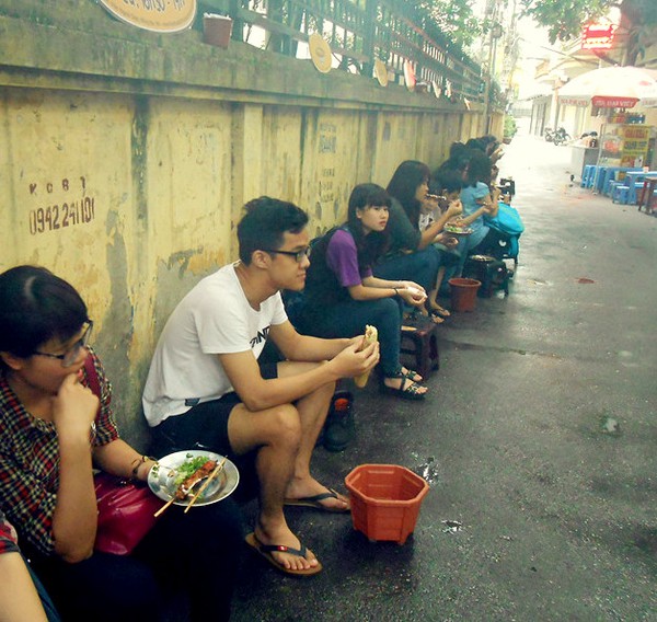 Hà Nội: Quán thịt xiên nướng trong ngõ, 4 tiếng bán hết hơn 1.000 xiên 9