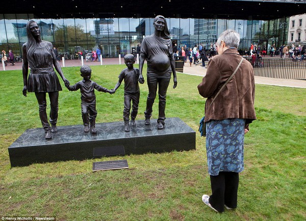 Bức tượng gia đ&igrave;nh kh&ocirc;ng c&oacute; cha g&acirc;y tranh c&atilde;i tại Anh Quốc 11