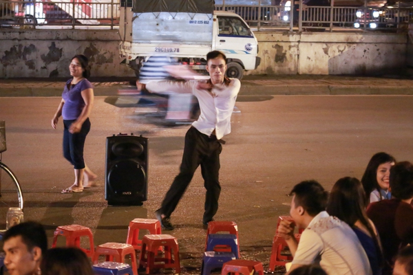 Cuộc sống mưu sinh lề đường của “Thánh quẩy” gây sốt Vietnam's Got Talent 1