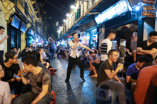 Cuộc sống mưu sinh lề đường của “Thánh quẩy” gây sốt Vietnam's Got Talent 17