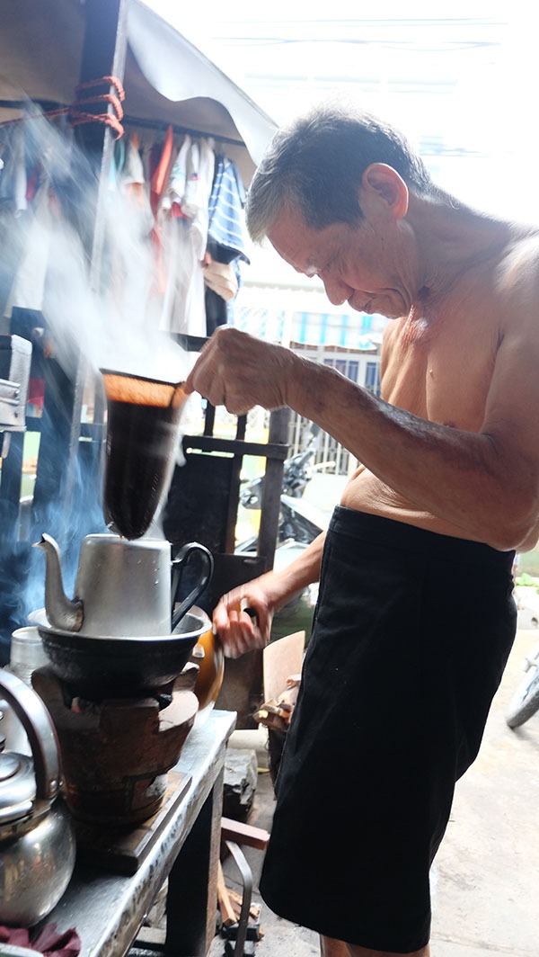 Cà phê vợt cực ngon, giá chỉ 4.000 đồng/ly hút khách ở Sài Gòn 10